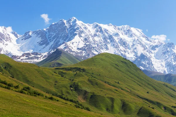 Высокие Кавказские горы — стоковое фото