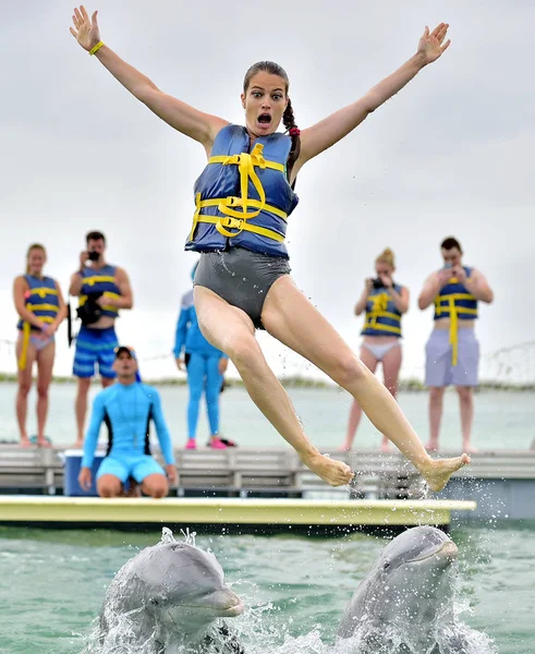 Дельфины Подбрасывать Девушку Вверх Воды Дельфинарий Кайо Коко Куба — стоковое фото