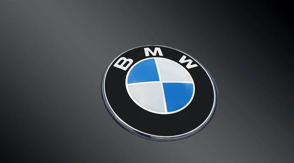 Деталь дефлектора Bmw логотип на сером — стоковое фото