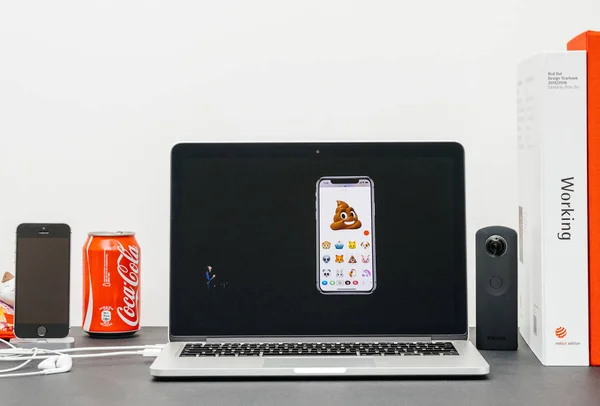 Apple Keynote с Крейг Федериги, представляя iphone X 10 Лицензионные Стоковые Фото