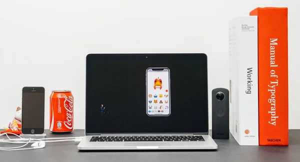 Apple Keynote с Крейг Федериги, представляя iphone X 10 Лицензионные Стоковые Изображения