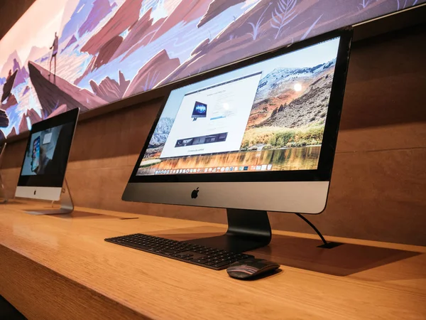 Вид сбоку о последних Apple imac Pro профессиональных рабочих станций — стоковое фото