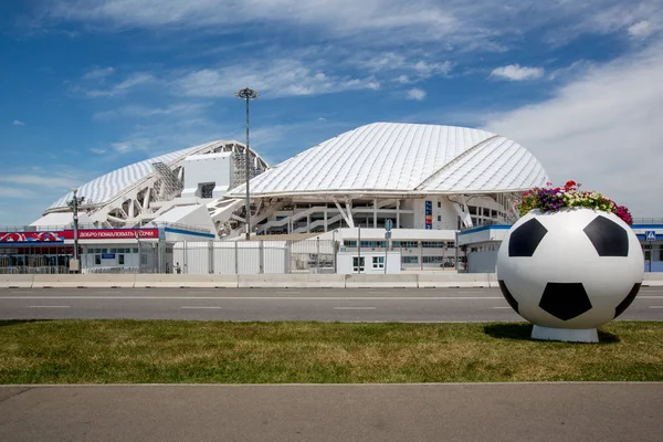 Сочи, Россия - 18 июня 2017: Футбольный стадион «Фишт», украшенные символами 2017 году Кубка Конфедераций ФИФА. Центральный вход — стоковое фото