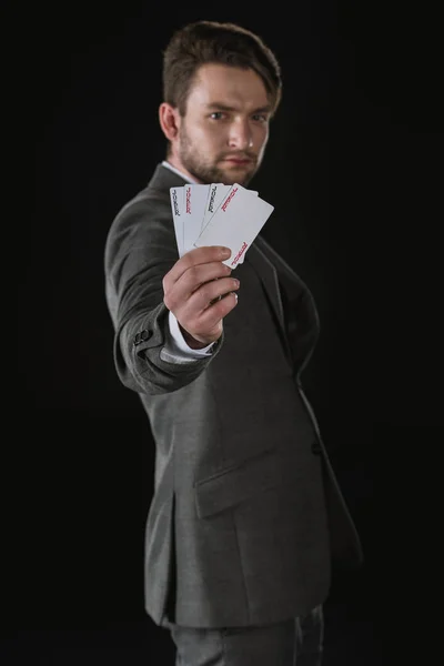 Бизнесмен с картами Джокер — стоковое фото