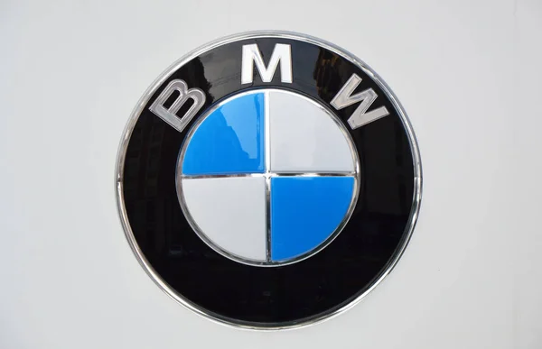 Милан, Италия - 7 сентября 2017: Логотип Bmw, Bmw является немецкий роскошный автомобиль, спортивный автомобиль, мотоцикл и двигатель, производственная компания, основанная в 1916 году — стоковое фото