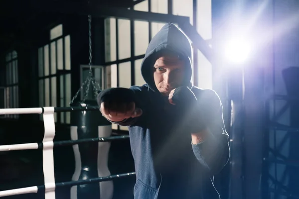 Молодой боксер, обучение в кольце — стоковое фото