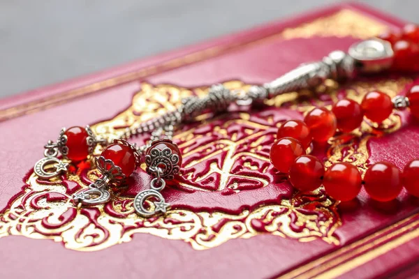 Священная книга мусульман и четки, крупным планом — стоковое фото