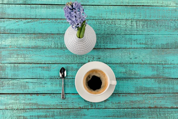 Кружка кофе и цветы на столе — стоковое фото