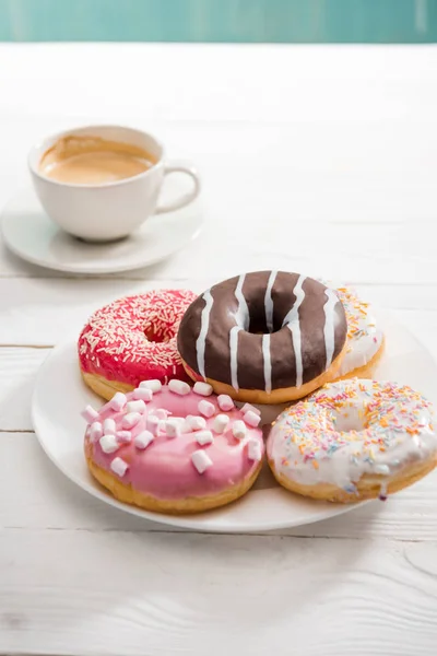 Пончики с чашкой кофе на завтрак — стоковое фото
