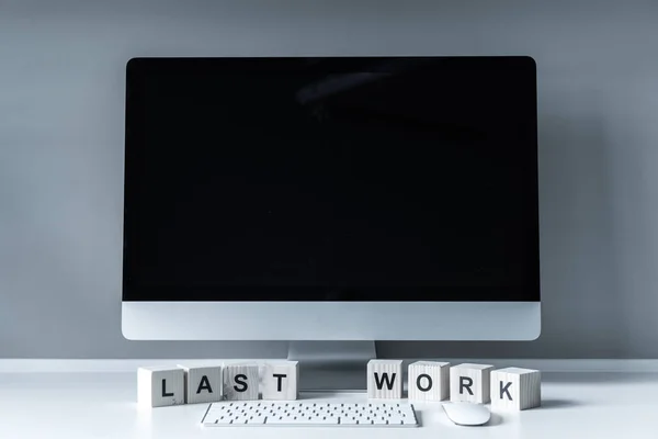 Компьютер Деревянные Кубики Словами Последняя Работа — стоковое фото