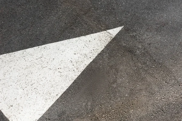 Белой Покраски Стрелка Асфальтированной Дороге — стоковое фото