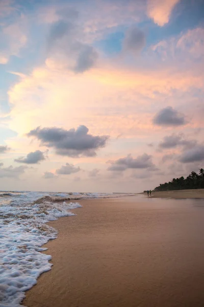 Закат над тропический пляж — стоковое фото