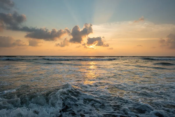 Закат по морю — стоковое фото