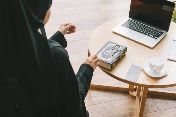 Мусульманская женщина с Коран книгой — стоковое фото