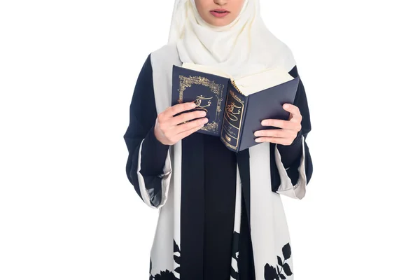 Мусульманская женщина чтение Корана — стоковое фото