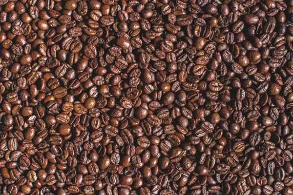 Жареные ароматические коричневые кофейные зерна — стоковое фото