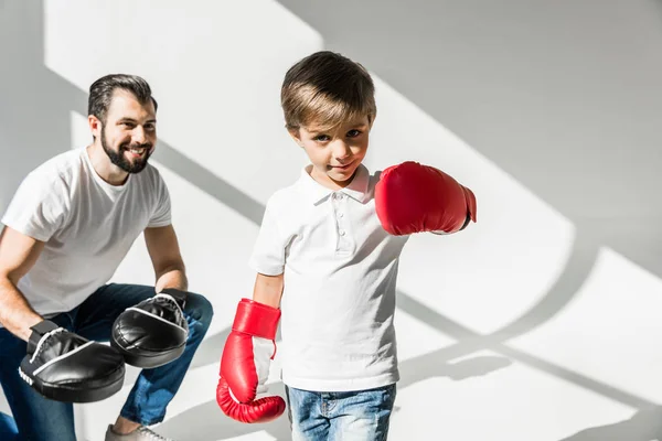 Отец и сын, бокс вместе — стоковое фото