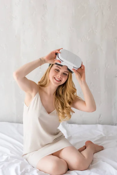 Улыбающиеся Женщина Использованием Виртуальной Реальности Гарнитуры Спальне — стоковое фото