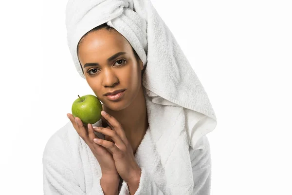 Красивая Афро Американских Женщина Позирует Apple Изолированные Белом Полотенце — стоковое фото