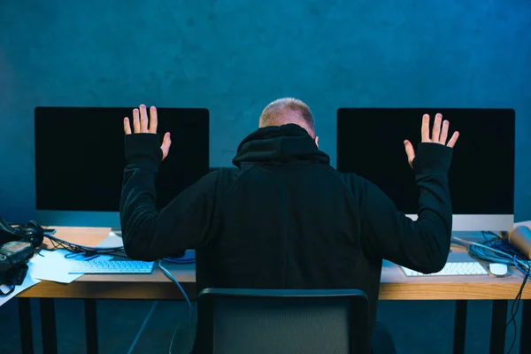 Вид Сзади Арестован Хакер Поднятыми Руками Перед Рабочем Месте — стоковое фото