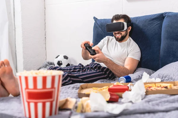 Улыбаясь Одиночка Помощью Виртуальной Реальности Гарнитуры Видео Игры Спальне — стоковое фото