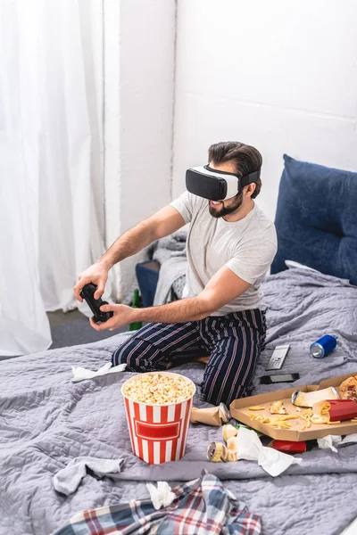 Одиночка Помощью Виртуальной Реальности Гарнитуры Видео Игры Кровати Спальне — стоковое фото