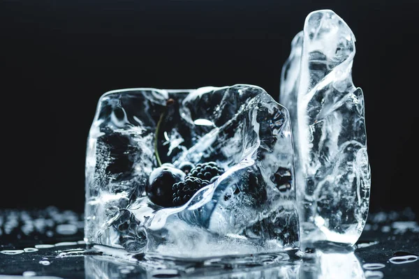 Фрукты замороженные в кубики льда Стоковая Картинка