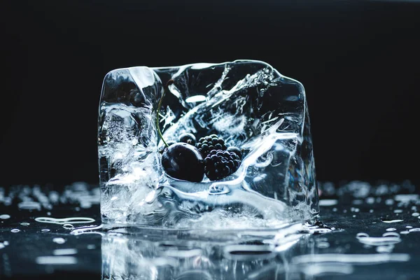 Замороженные ягоды в кубик льда Лицензионные Стоковые Изображения