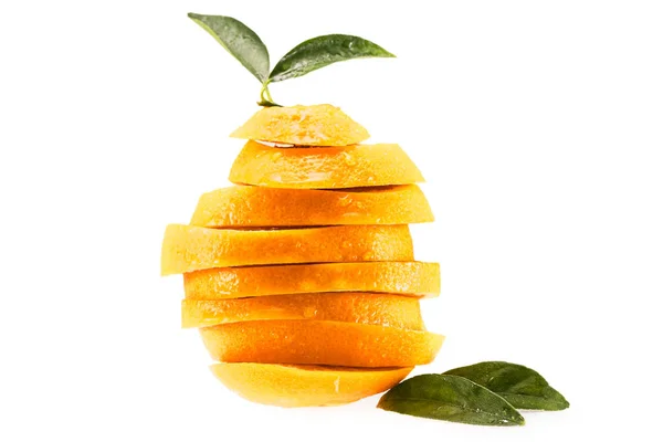 Нарезанный оранжевый с листьями — стоковое фото