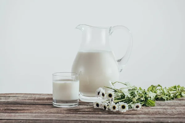 Молоко в кувшин и стекла — стоковое фото