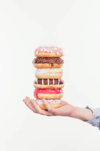 Обрезанный Снимок Женщина Держащая Стека Вкусные Пончики Изолированные Белом — стоковое фото