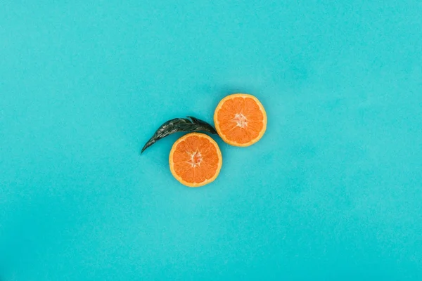 Вид Сверху Кусочки Апельсина Листьев Изолированные Синий — стоковое фото