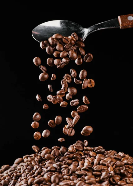 Кофе Зернах Падения Ложкой Стопку Сложенные — стоковое фото