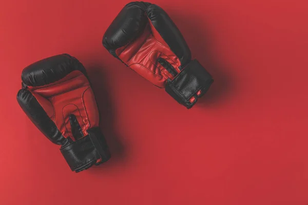Вид Сверху Боксерские Перчатки Лежа Красный Настольные — стоковое фото