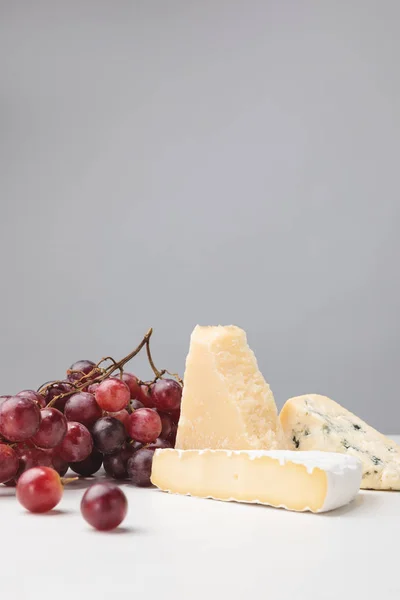 Brie Cheddar Blue Cheese Grapes Gray — стоковое фото