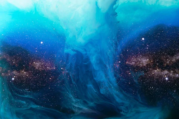 Полный Кадр Изображения Смешивания Синей Краской Плещется Воде Фоном Вселенной — стоковое фото