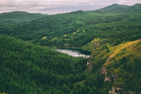 Величественные Горы Покрытые Деревьев Красивых Горное Озеро Алтай Россия — стоковое фото