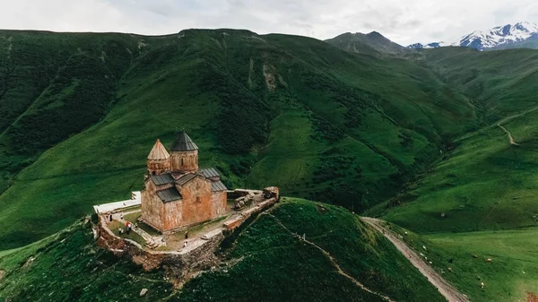 Старый замок в зеленых горах — стоковое фото