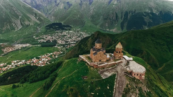 Старый замок в горах — стоковое фото
