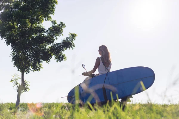 Вид Сбоку Женщина Верхом Скутер Доска Серфинга Против Голубого Неба — стоковое фото