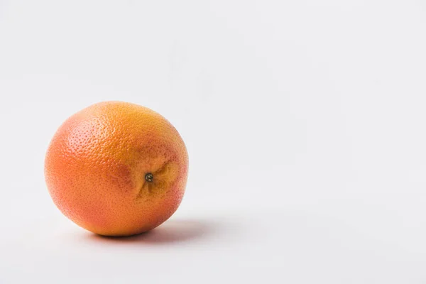 Неочищенный Сырья Оранжевый Лежа Белом Фоне — стоковое фото