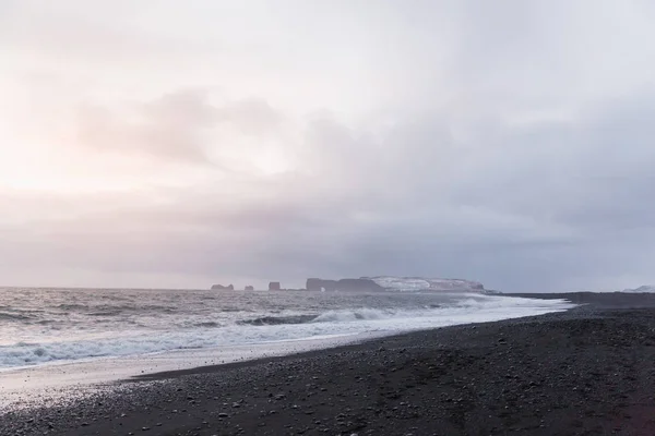 Величественные Моря Волнистой Море Скалы Вик Dyrholaey Пляж Рейнисфьяра Исландия — стоковое фото