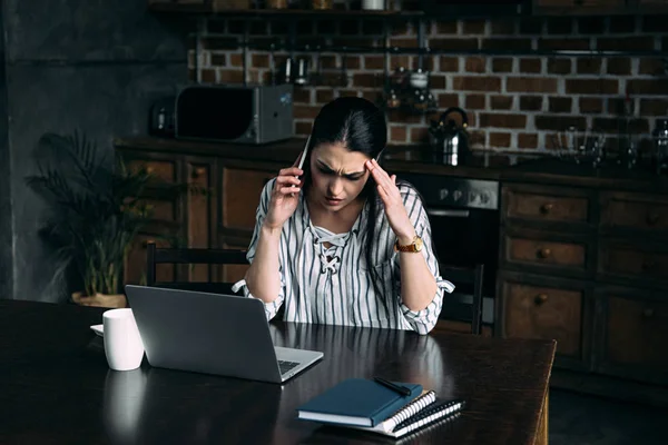 Депрессии Молодая Женщина Говорить Телефону Глядя Ноутбук Кухне — стоковое фото