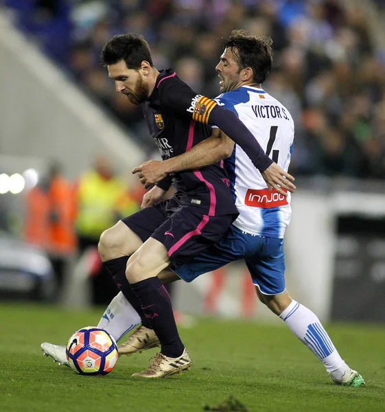 Лео Messi(L) ФК Барселона борется с Victor Alvarez(R) Эспаньол — стоковое фото
