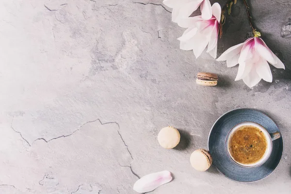 Кофе с весенними цветами — стоковое фото