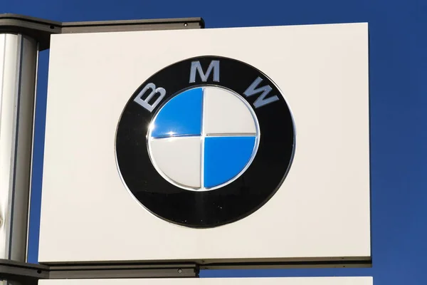 BMW автомобиль логотип компании перед дилерской, опираясь на 31 марта 2017 г. в Праге, Чешская Республика. Bmw Великобритании работников обратно удара над пенсий — стоковое фото