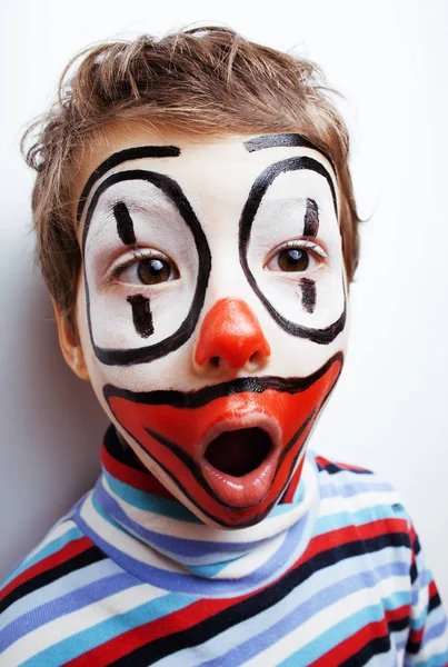 Маленький милый реальный мальчик с facepaint как клоун, пантомимы выражений — стоковое фото
