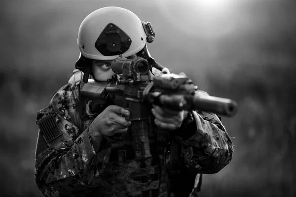 Портрет молодой солдат лица с камуфляж против закат Стоковая Картинка