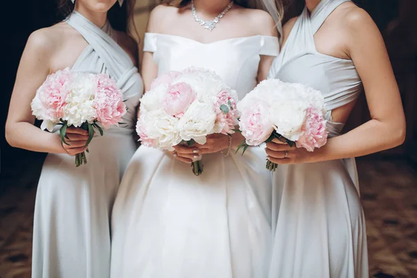 Красивые Подружки Невесты Невесты Холдинг Стильный Пион Букеты Первой Половине — стоковое фото