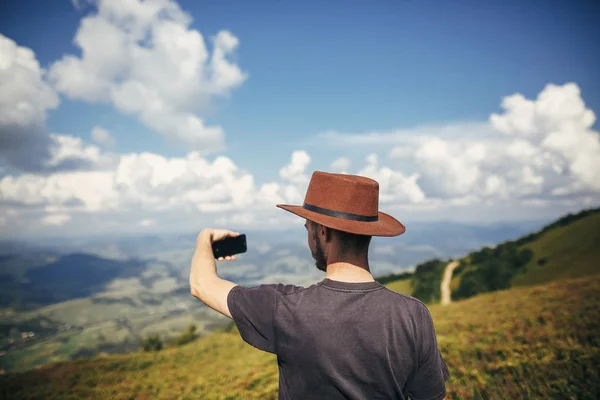 Стильная Путешественник Человек Шляпе Держа Телефон Ходьба Вершине Солнечный Горы — стоковое фото